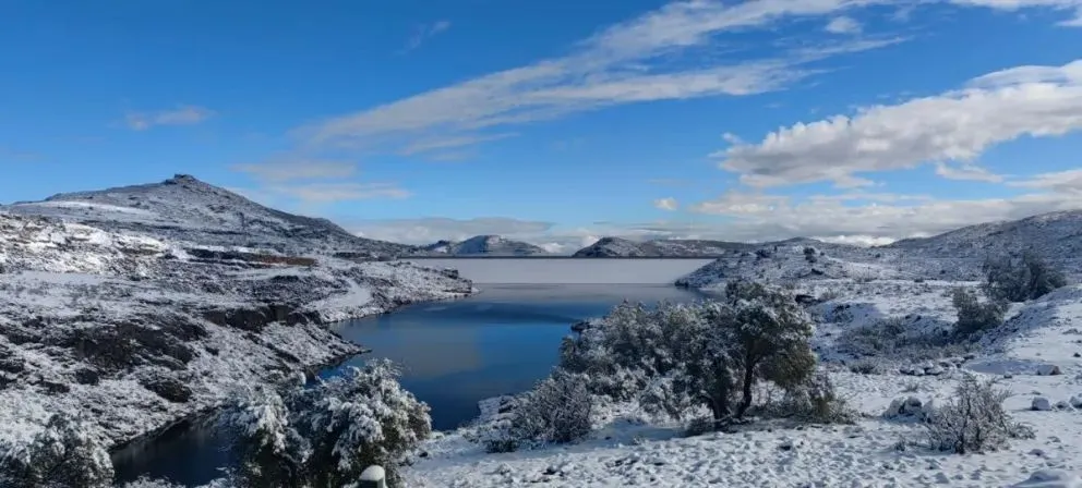 La nieve acumulada en sectores cordilleranos es considerada una reserva natural clave para ríos, embalses y sistemas de riego. (Foto: Cedida)
