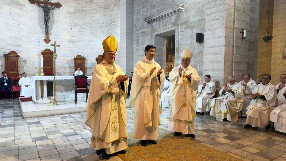 El arzobispo René Rebolledo Salinas, acompañado por Mons. Enrique Balzan Caruana, obispo auxiliar de La Serena, durante la ordenación sacerdotal de Juan Montalván Barraza, al centro de la imagen. (Foto: Cristian Silva)