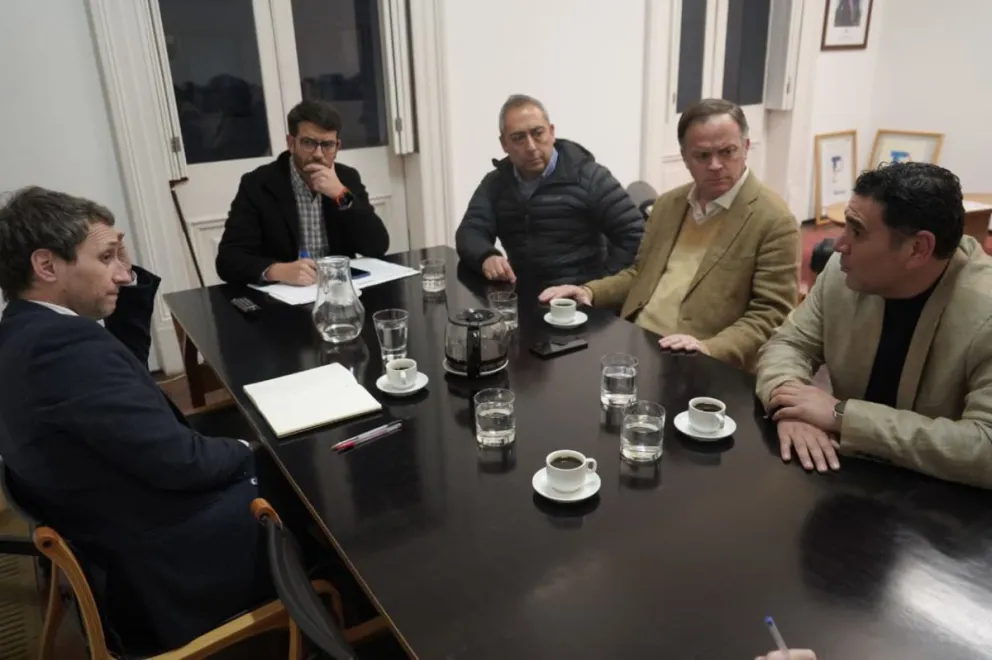 Acompañado por el senador Matías Walker, el alcalde de Monte Patria, se reunió con el subsecretario de Patrimonio Cultura, Emilio de la Cerda, para evaluar todas las opciones posibles para restaurar la iglesia de la comuna. (Foto; Cedida)