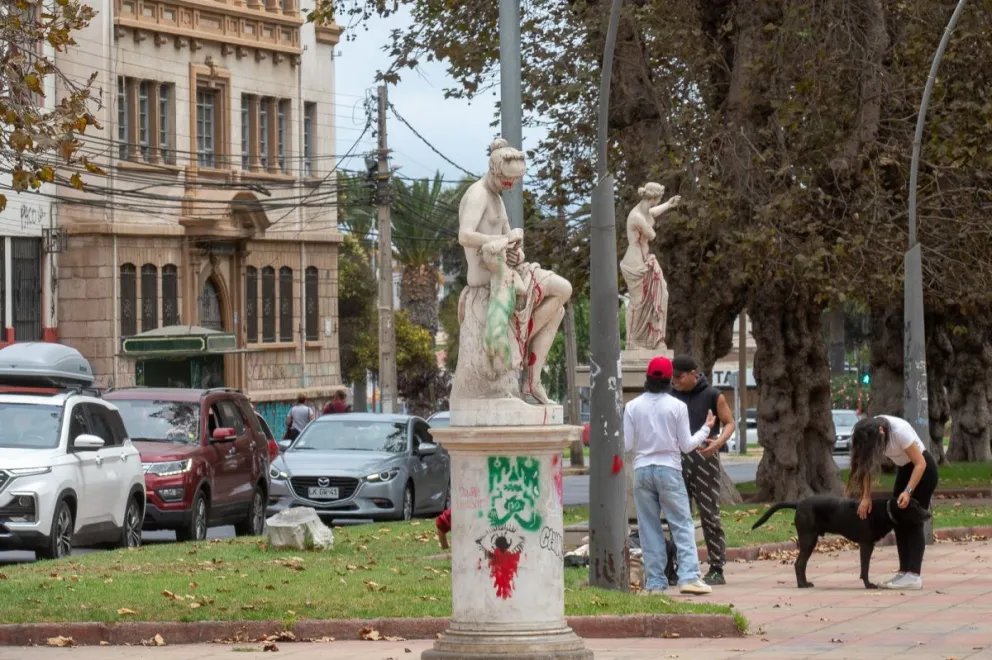 Las esculturas presentan graves daños acumulados por el vandalismo y la exposición ambiental. (Foto: Cristian Silva)