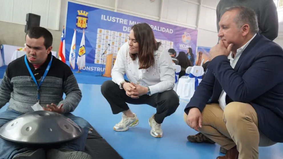 La ministra del Deporte, Natalia Ducó, acompañada por el alcalde de Vicuña, Mario Aros, recorrieron varias instalaciones deportivas y recreativas de la comuna. (Foto: Cedida)
