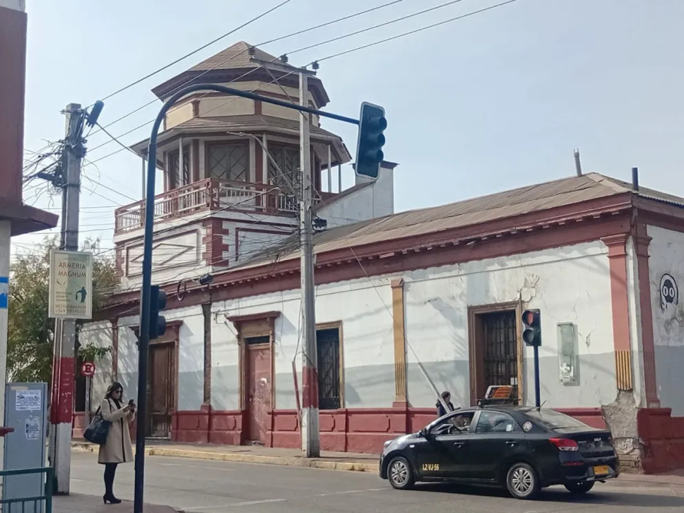 La Casa Carmona es una joya patrimonial que permanece como testigo del paso del tiempo en la esquina de Avenida Balmaceda con calle Amunátegui, en La Serena.