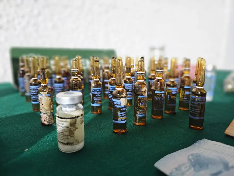 El procedimiento fue desarrollado por personal del OS7 de Carabineros, en coordinación con la Fiscalía Local de Ovalle, y permitió la incautación de 47 ampollas de fentanilo, dos frascos de remifentanilo, marihuana elaborada y dinero en efectivo. 