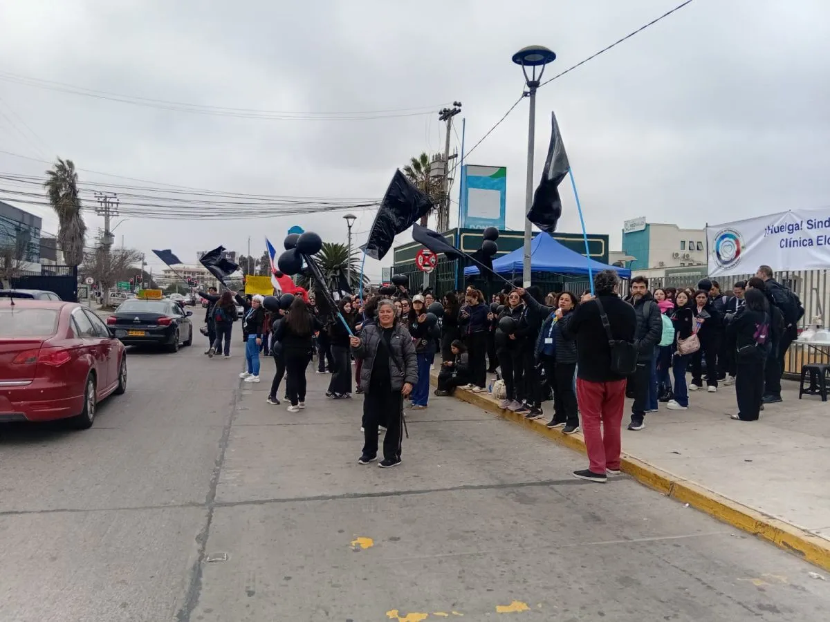 Huelga en Clínica RedSalud: una semana sin acuerdo Huelga en Clínica RedSalud: una semana sin acuerdo