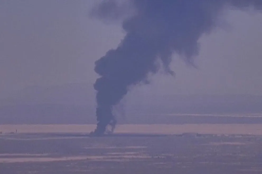 Captura de video tomado de la página oficial de ALERTCalifornia que muestra una columna de humo que dejó el accidente de un bombardero este lunes, California (EE.UU.).