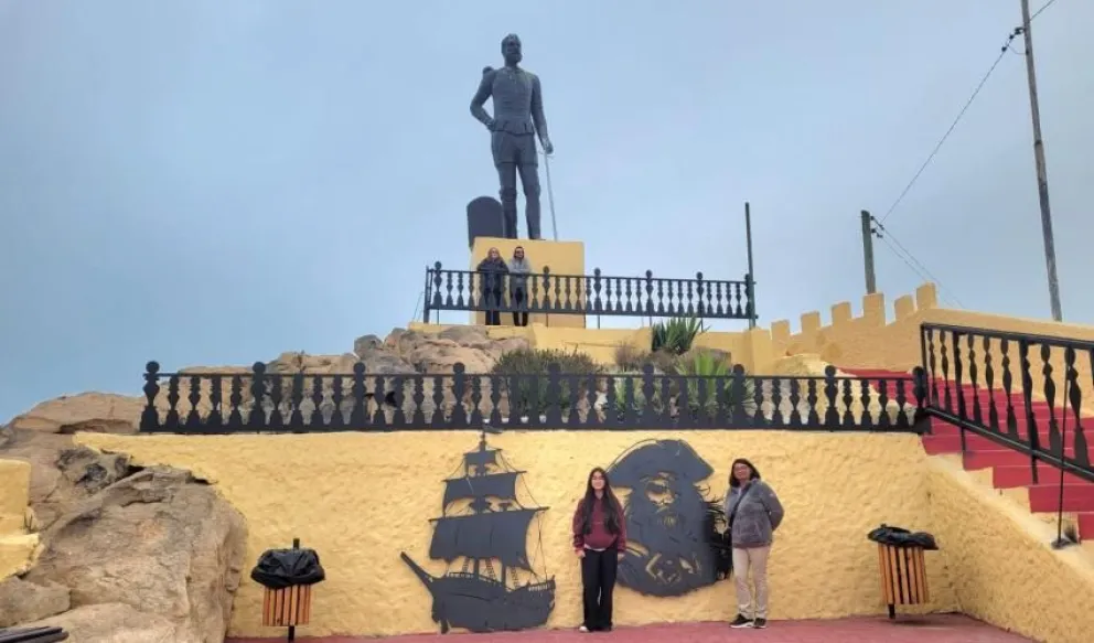 En Coquimbo existe un mirador en el que se levanta una estatua dedicada a la figura de Francis Drake, conjunto que incluye un cofre de joyas a sus pies, como símbolo de la leyenda del tesoro que habría ocultado en la comuna. (Foto: Cedida)