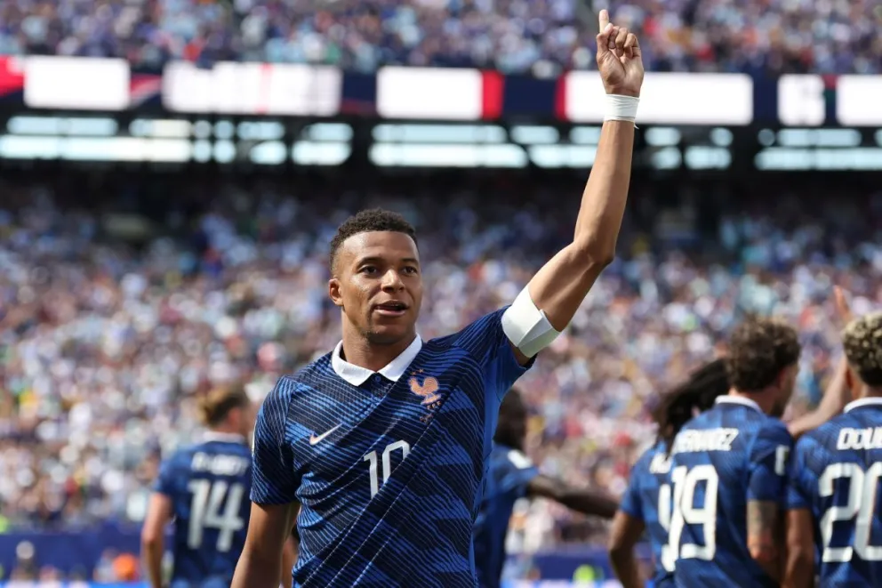 El delantero francés Kylian Mbappé se convirtió este martes en el máximo goleador de la historia de Francia tras anotar dos goles en el partido del grupo I. (Foto: EFE)