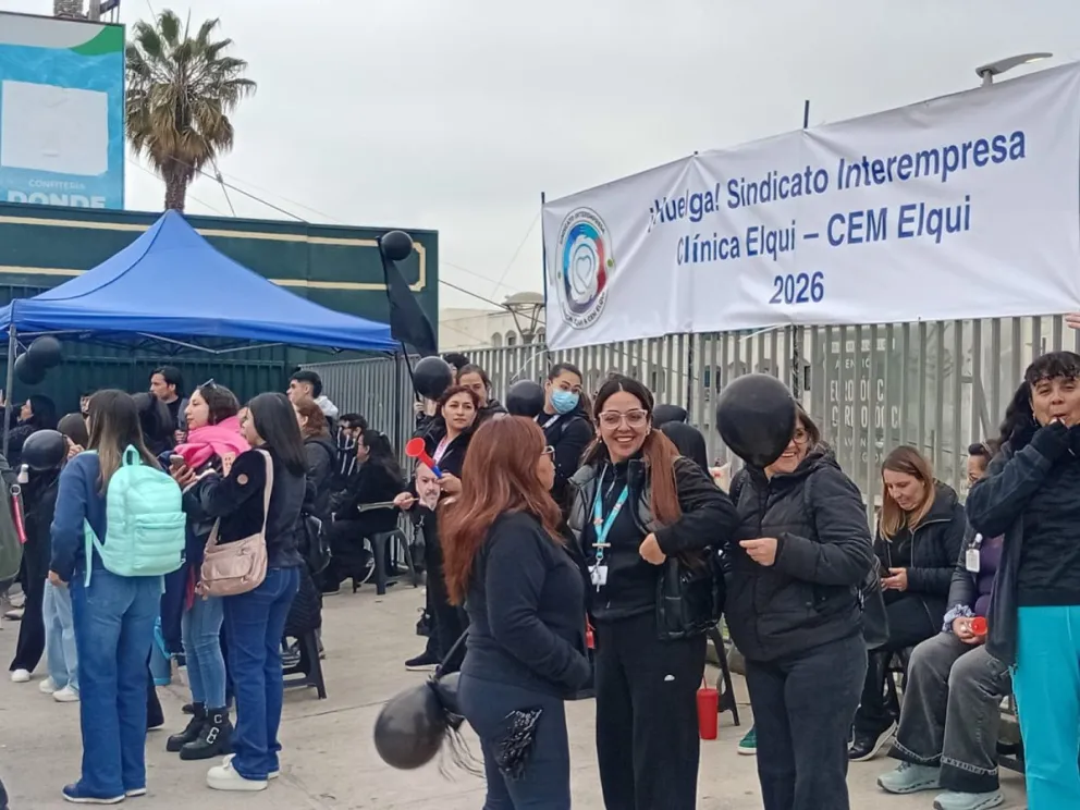 Hasta ayer, la huelga de los trabajadores y trabajadoras de la Clínica RedSalud continuaba, pese a que las partes han manifestado voluntad de diálogo. (Foto; Oscar Rosales)