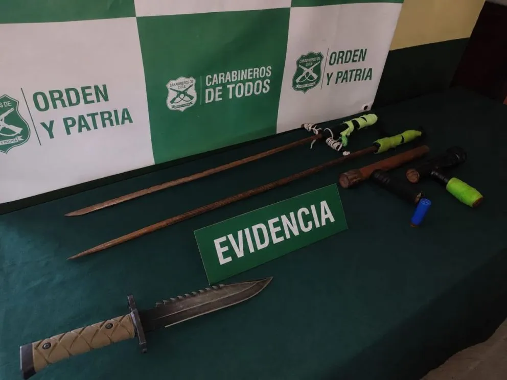 La revisión de los elementos abandonados por el imputado permitió recuperar una escopeta de fabricación artesanal, un cartucho calibre 16 y diversas armas blancas, entre ellas dos estoques artesanales y un cuchillo de caza. (Foto: Cedida)