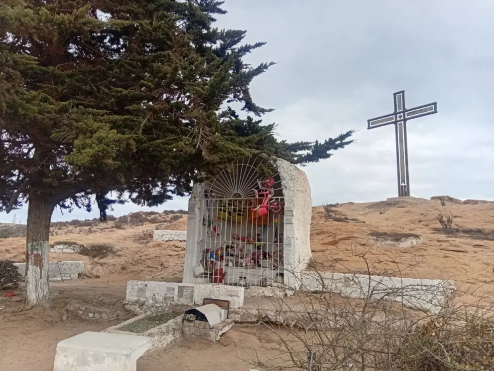 La gruta que se levantó en el lugar donde fue encontrado el cuerpo de Marité está llena de peluches y placas de agradecimiento que le colocan quienes van a orar al lugar. (Foto: Oscar Rosales)