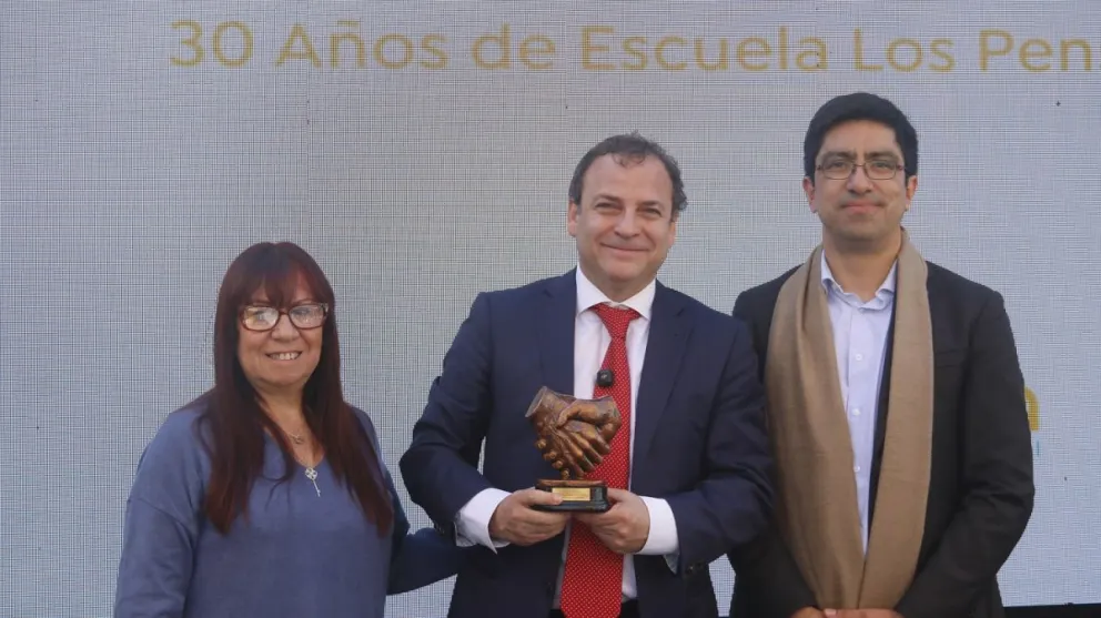 De izquierda a derecha: Ana Riveros Plaza, directora Colegio Los Pensamientos de Juan XXIII de La Serena; Francisco Villalón, gerente de Asuntos Corporativos y Sostenibilidad de Andes Iron y Alejandro Canales, gerente de Fundación Educacional COANIL. 