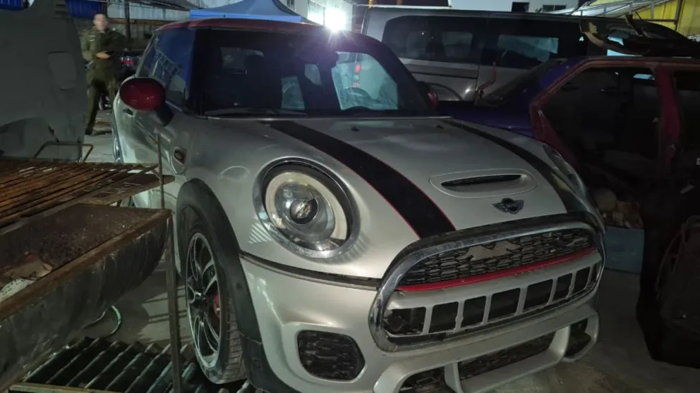 Al interior de la bodega ubicada en Coquimbo, se hallaron automóviles con encargo por apropiación indebida y un vehículo mini cooper que mantenía una denuncia vigente por robo. (Foto: Cedida)