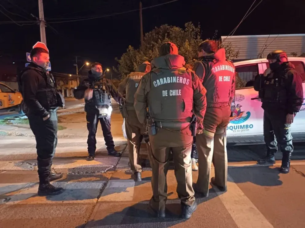 Los patrullajes mixtos que realiza Carabineros con inspectores municipales han resultado efectivos en la comuna de La Serena. Uno de éstos permitió detectar la venta clandestina de alcohol. (Foto: El Día)