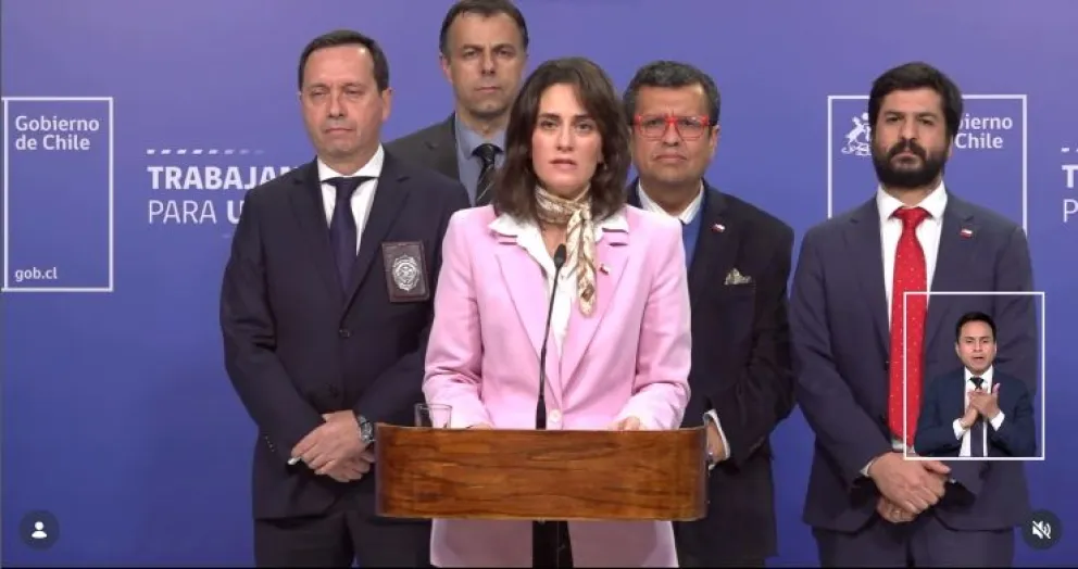 La ministra de Desarrollo Social, María Jesús Wulf, y el director general de la PDI, Eduardo Cerna, dieron a conocer un balance del trabajo efectuado por la fuerza de tarea interinstitucional conformada para abordar el caso. (Foto: Captura de pantalla)