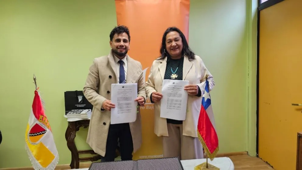 El Seremi de las Culturas, las Artes y el Patrimonio, Darwin Castro, quien llegó hasta Combarbalá para suscribir junto a la alcaldesa Marta Angélica Carvajal Cortés un convenio de colaboración.