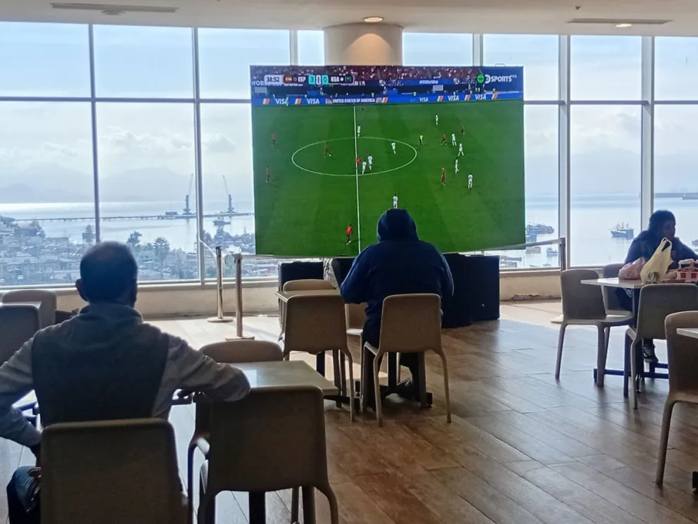 En algunos espacios se han  instalado pantallas para observar el mundial de fútbol, pero la convocatoria de los hinchas de la roja es baja.