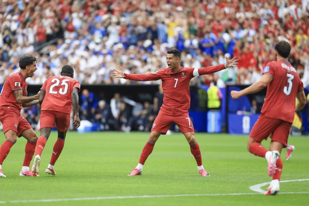 Cristiano Ronaldo anotó en dos oportunidades en la victoria de Portugal sobre Uzbekistán, convirtiéndose en el primer futbolista en marcar en seis mundiales. (Foto: EFE)