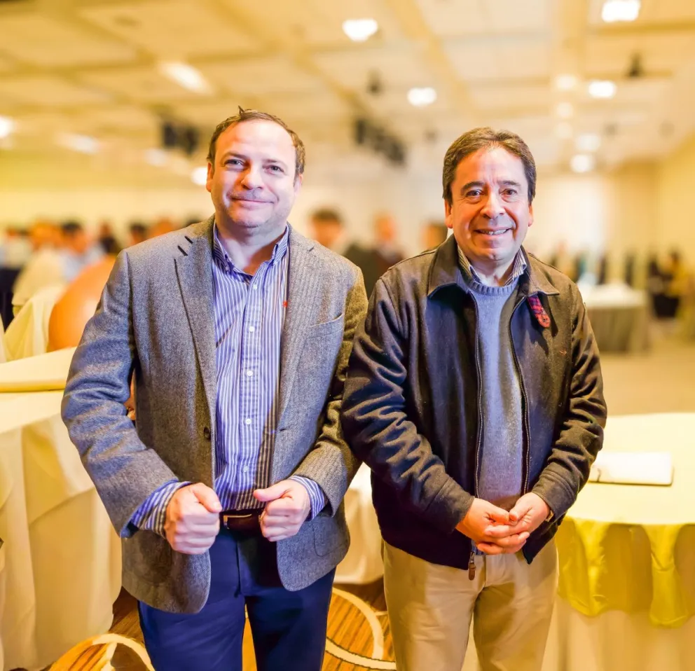 Francisco Villalón, gerente de Asuntos Corporativos y Desarrollo Sostenible de Andes Iron, y el gobernador regional de Atacama, Miguel Vargas. (Foto: Cedida)
