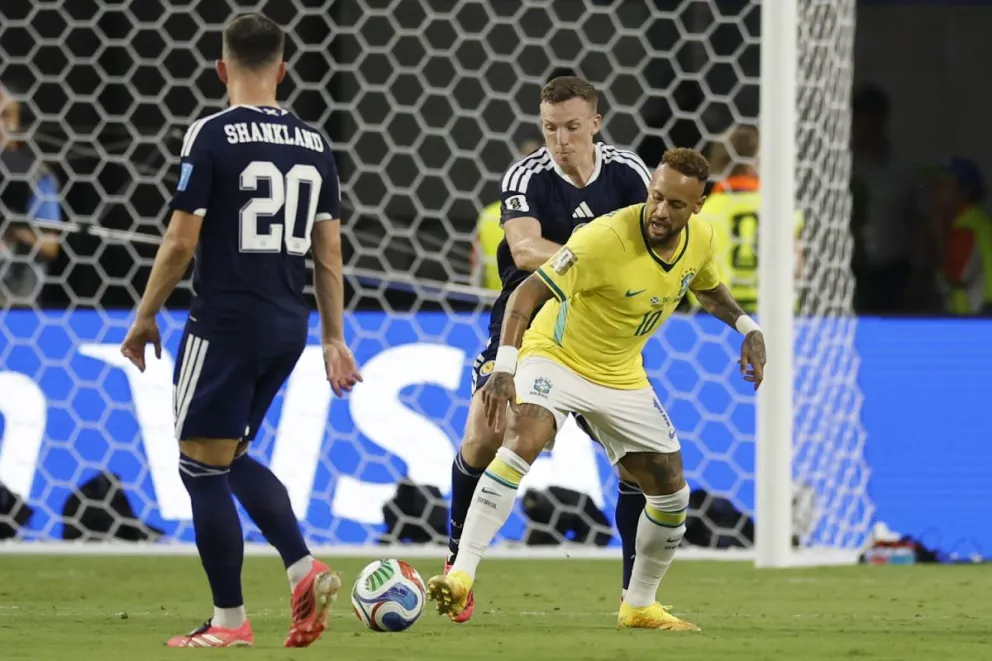 Neymar, máximo goleador histórico de Brasil con 79 tantos, y segundo jugador con más participaciones, con 129, no tuvo tiempo para mucho, pero cada una de sus intervenciones despertó el fervor de la grada. (Foto: EFE)