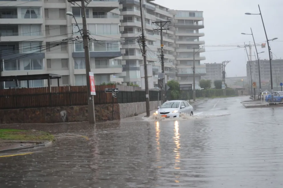 Cuando hay precipitaciones abundantes, varios son los puntos críticos de La Serena, como en las cercanías del Faro. (Foto: El Día)