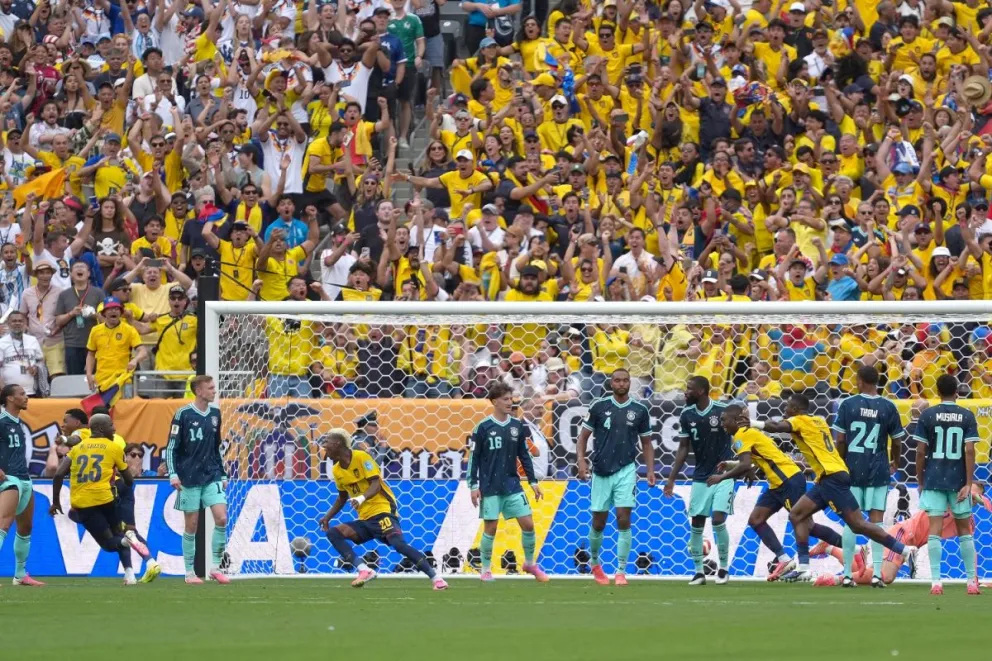 Los  Jugadores de Ecuador celebran el gol de Plata, el del triunfo y la clasificación ante Alemania en el estadio MetLife de Nueva Jersey. (Foto: EFE)