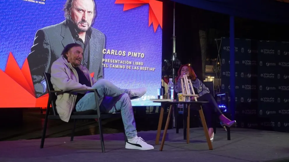 El escritor y expresentador de TV, Carlos Pinto, fue el invitado especial para dar el puntapié inicial de la Feria del Libro Gabriela Mistral en Vicuña. (Foto: Cedida)