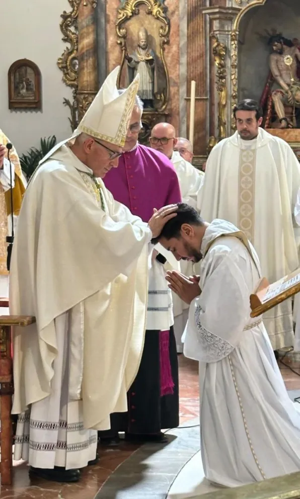 Marcelo Andrés Zeballos Villegas recibió el sacramento del Orden en la Catedral Nuestra Señora de La Merced de Huelva, iniciando oficialmente su ministerio sacerdotal en España.