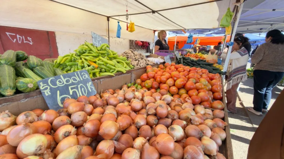 En la Feria de La Antena, los comerciantes advierten que los clientes han reducido sus compras para enfrentar el alza del costo de la vida. (Foto: Cristian Silva)