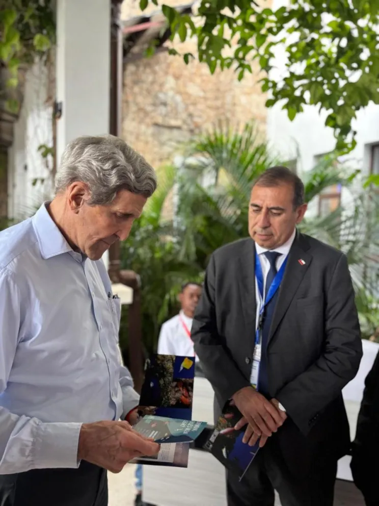 El Senador junto al exvicepresidente de Estados Unidos, John Kerry, planteándole que Chile puede y debe proyectarse como una potencia oceánica responsable, capaz de combinar conservación, ciencia, desarrollo económico y presencia internacional.