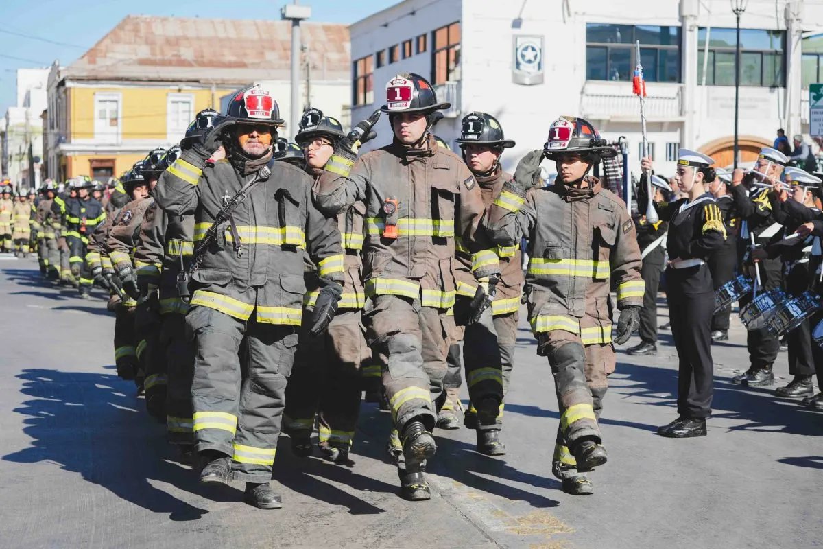 Bomberos fortalecidos con ambulancia en aniversario 148