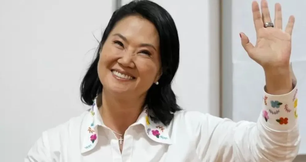 Fujimori obtuvo 9.223.396 votos (50.135%), frente a los 9.173.755 votos (49.865%) de Sánchez.