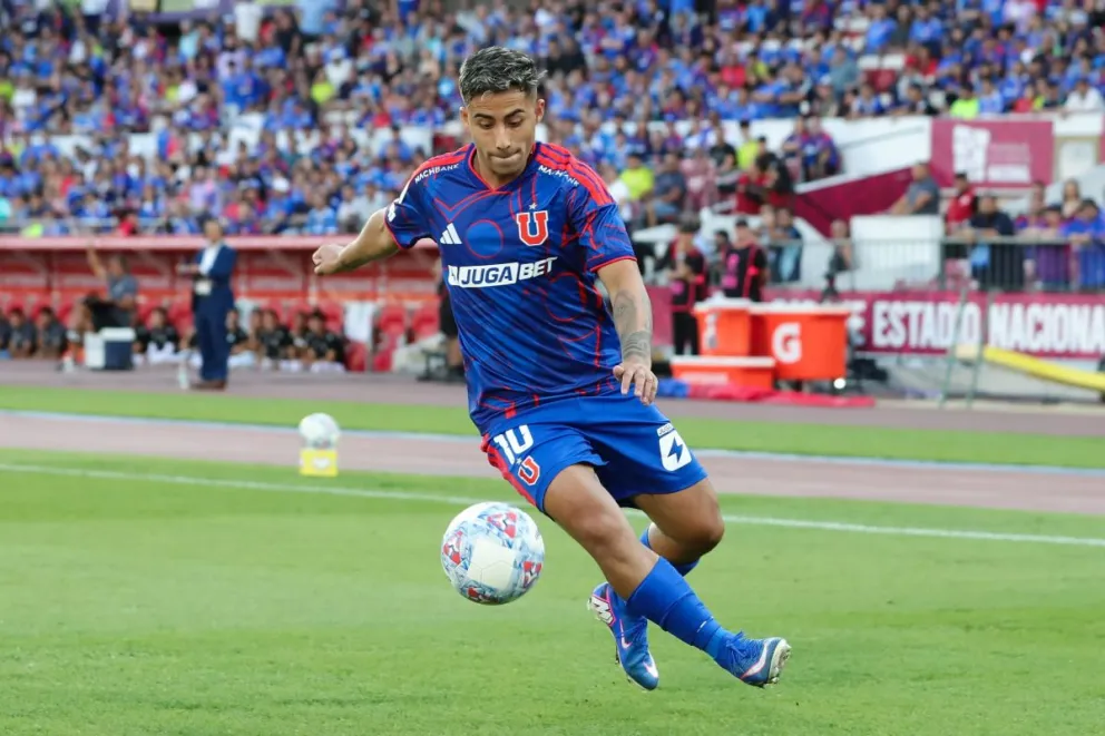 Coquimbo Unido aclara que no mantiene negociaciones por Lucas Assadi y, en caso de producirse su salida de Universidad de Chile durante este mercado, el destino que visualizan en el cuadro azul está fuera del país. (Foto: U. de Chile)