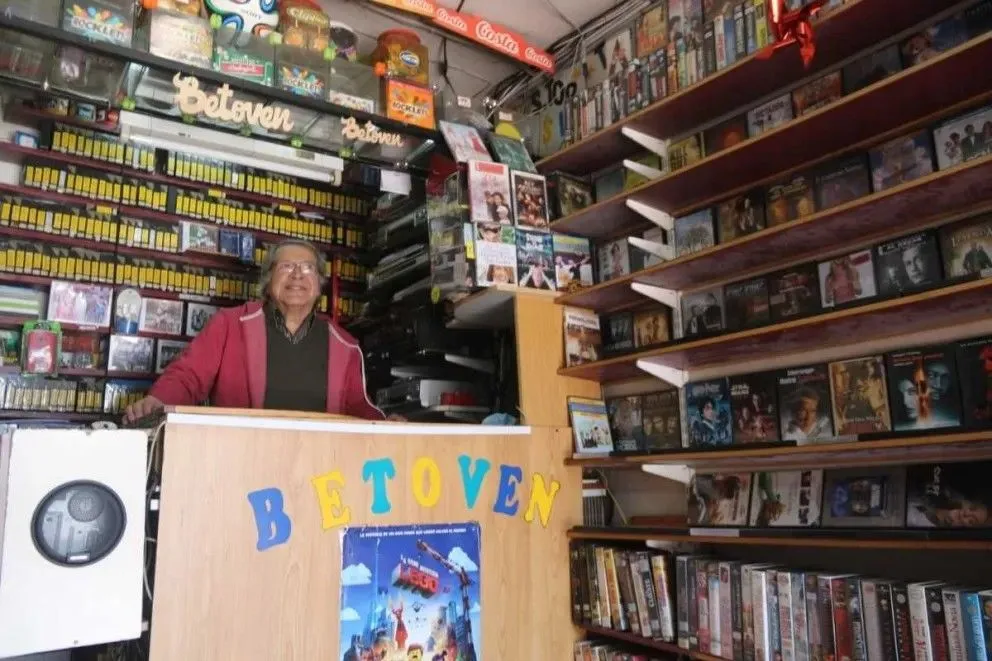 Los videoclubs vivieron su época dorada durante las décadas de 1990 y 2000. El local Betoven fue uno de estos lugares emblemáticos en La Serena. (Foto: El Día)