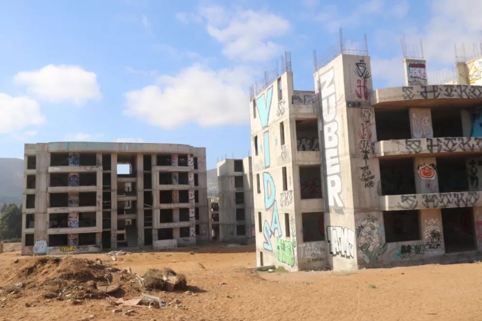 Son diez torres de 286 departamentos que han quedado abandonados luego que la constructora a cargo de la obra quebrara. Hoy, según los vecinos, el lugar se ha transformado en un foco de incivilidades y delitos. (Foto: Oscar Rosales)