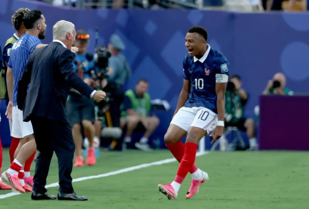 La de este martes fue una de las actuaciones más sólidas del equipo francés, lideradas por el atacante del Real Madrid, Kylian Mbappé. (Foto: EFE)
