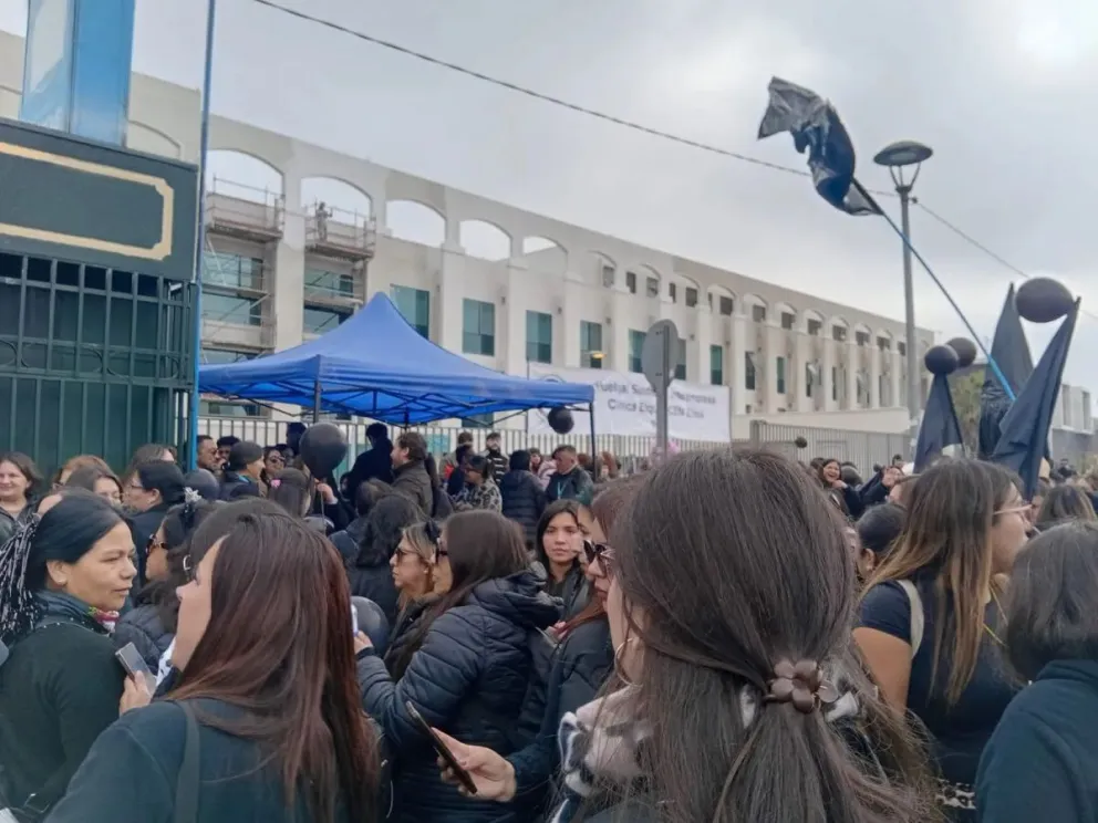 Los trabajadores y trabajadoras de la clínica RedSalud decidieron rechazar la última propuesta de la empresa, por lo que la huelga continúa de manera indefinida. (Foto: Diario El Día)