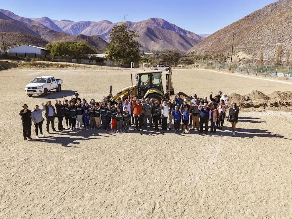 La nueva cancha de pasto sintético beneficiará a clubes deportivos, academias infantiles y vecinos de todo el valle del río Rapel.