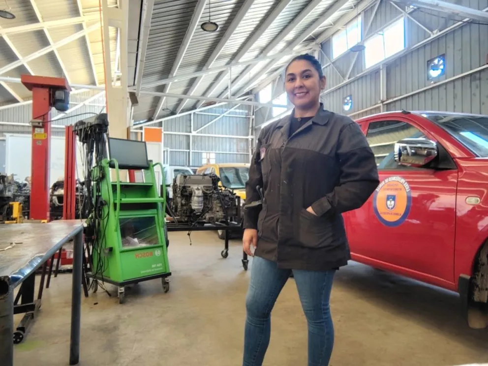Exalumna y actual docente del Liceo Bicentenario Politécnico de Ovalle, Katherine Ardiles busca abrir más espacios para las mujeres en Mecánica Automotriz. (Foto: Cedida)