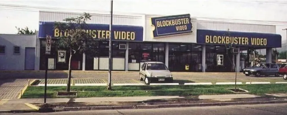 La tienda Blockbuster estaba ubicada en calle Balmaceda y siempre estaba con público, particularmente los fines de semana.