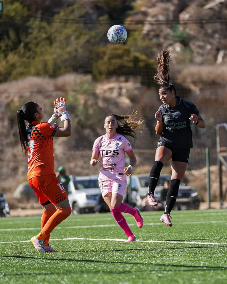 El segundo tanto del conjunto aurinegro fue obra de Yordana Martínez, quien dejó sin reacción a la portera caturra con un perfecto golpe de cabeza. (Foto: FUTFEM Coquimbo Unido)