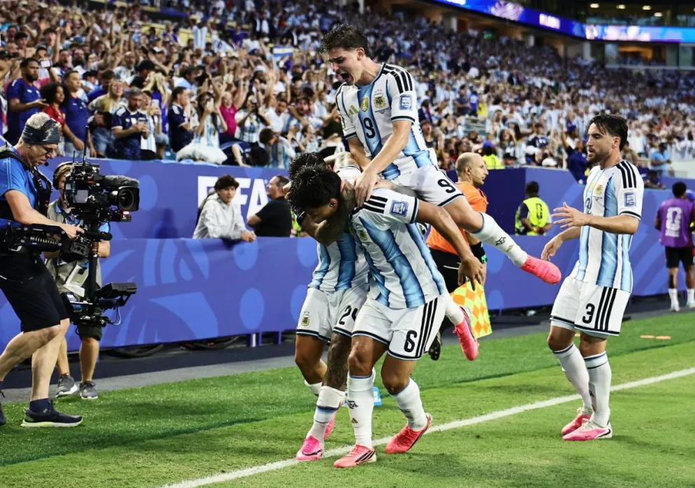 Un susto de aquellos se llevó el seleccionado trasandino, pues necesitó del tiempo extra para sacar de carrera a Cabo Verde, un rival que ordenadamente hizo ver mal al equipo de Lionel Messi. (Foto: EFE)
