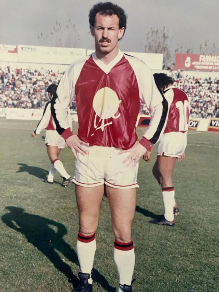 Treinta años después, Carlos Gustavo De Luca sigue vivo en la memoria del fútbol serenense y de esos hinchas que saltaban de sus asientos para festejar los tantos del atacante trasandino.