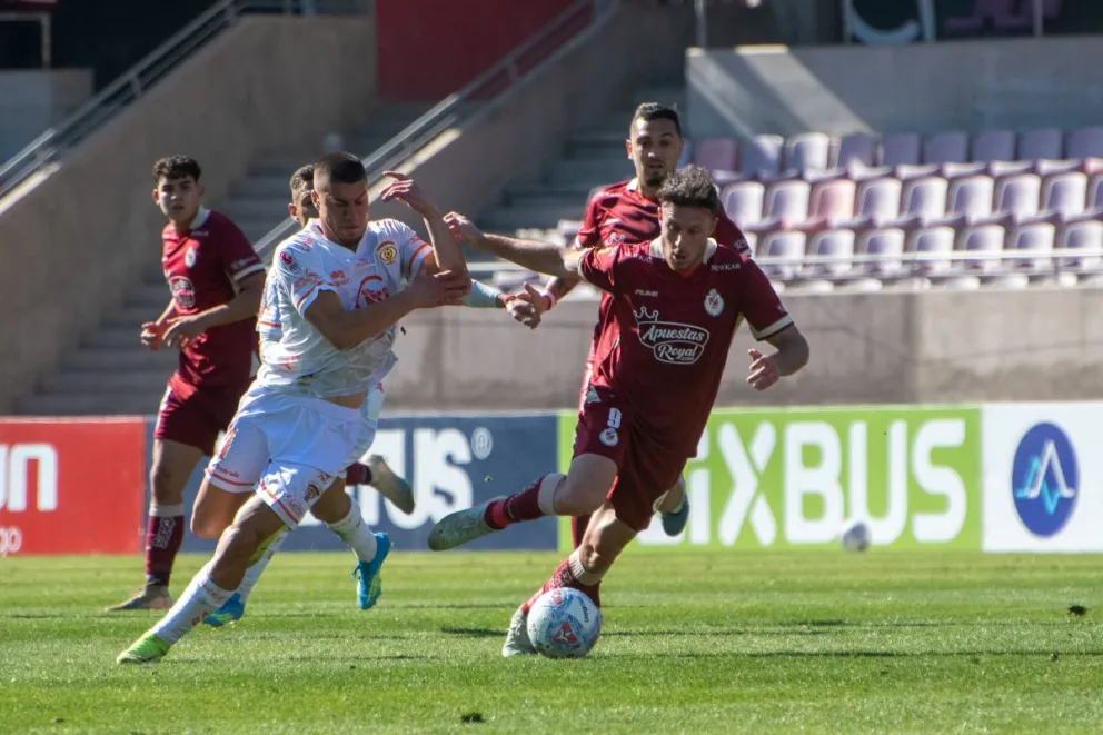 Este domingo no sólo estará en juego el liderato del Grupo C, también será una prueba para medir cuánto ha crecido un equipo de Felipe Gutiérrez. (Foto: Cristian Silva) 