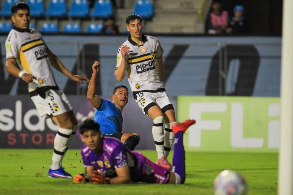 Cristóbal Dorador vivió una noche “soñada” en el tierra de campeones con su debut en el fútbol profesional y una actuación memorable en el 1-1 ante Iquique. En la acción evita un tanto que pretendía Isaac Díaz.  (Daniel Troncoso Valverde/Coquimbo Unido)