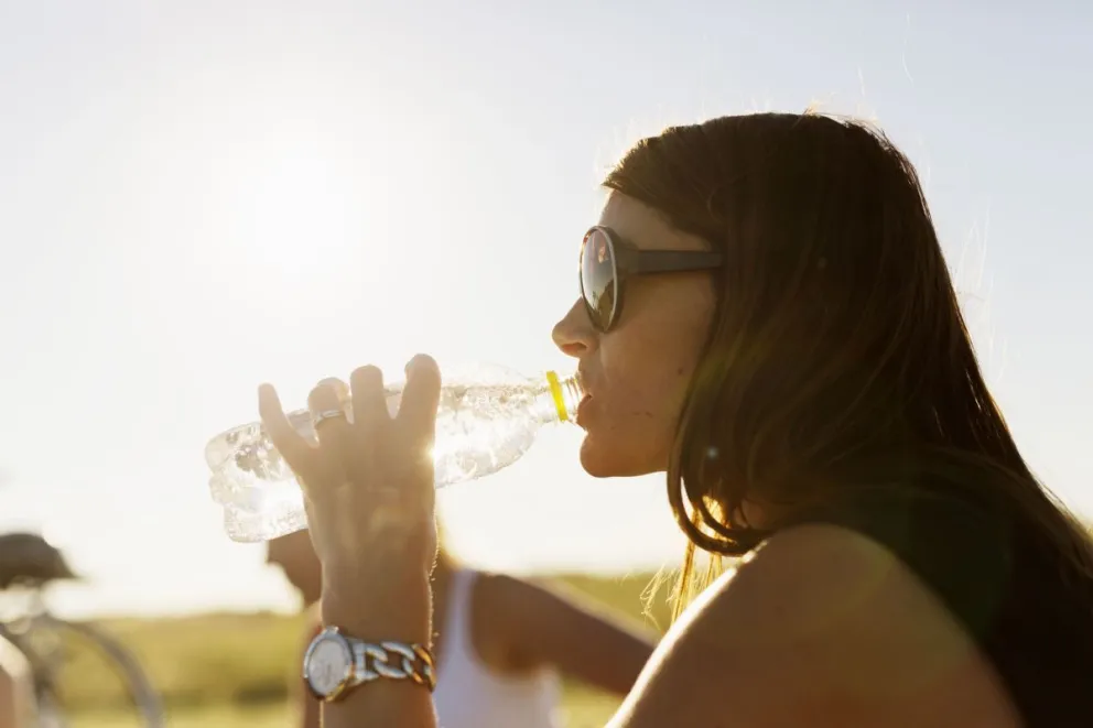 La hidratación y evitar la exposición al sol en las horas de mayor calor son medidas clave frente a temperaturas extremas.