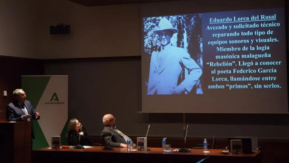 Imagen de la presentación del libro “Carne de Radio. Historia de un botín de la Guerra Civil en Málaga”,  del escritor español, Francisco García Muñoz. En ella se observa una fotografía de Eduardo Lorca del Rosal. (Foto: Cedida)