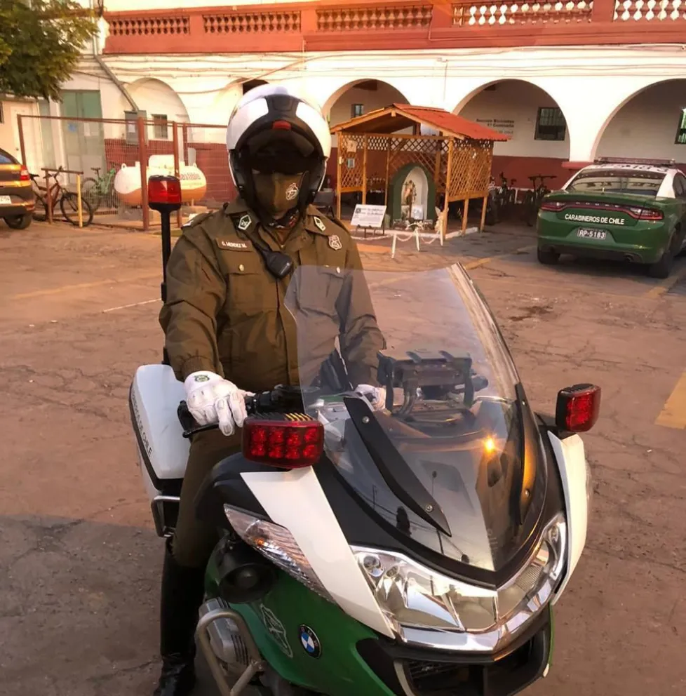 El exoficial, Gino Méndez, en sus tiempos de carabinero sobre su moto. Fue él quien descubrió al exseremi de Salud haciéndose pasar por uniformado. (Foto: Cedida)