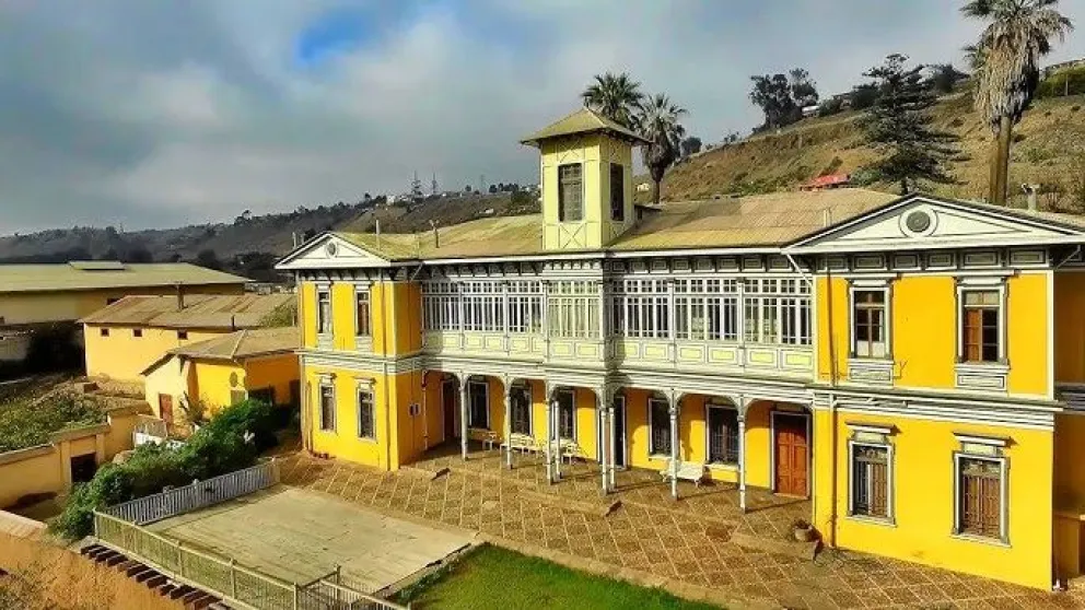 La casona de Alfalfares destaca por su color amarillo visible a la distancia. Fue construida en 1876.