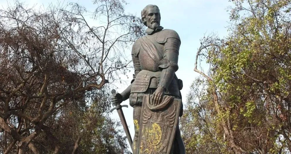 La estatua de Francisco de Aguirre llegó en 1952 a La Serena como un regalo de España.