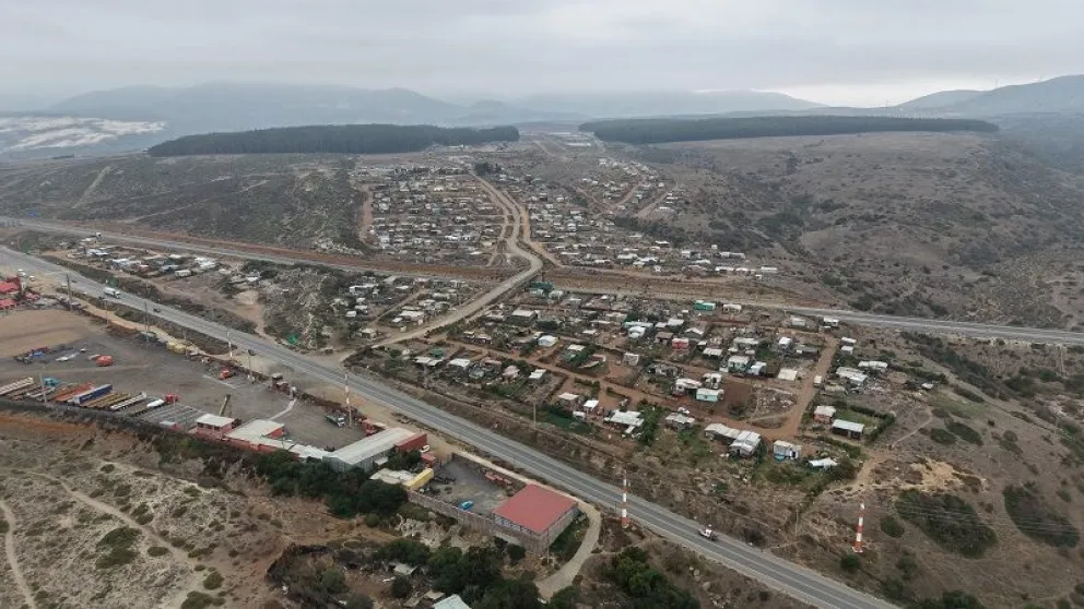Imagen aérea de los terrenos del ExINIA en Los Vilos donde más de 300 familias han levantado un campamento, mismo lugar en el que se emplazará el nuevo cementerio municipal. (Foto: Cedida)